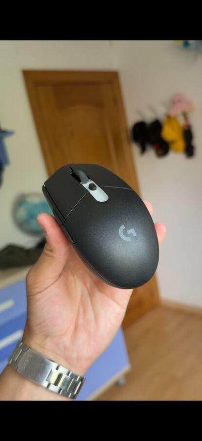 Ratón Logitech G305X Superlight en la mano de Sergi Molina